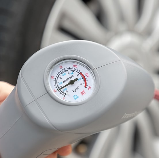manometro controllo pressione pneumatici